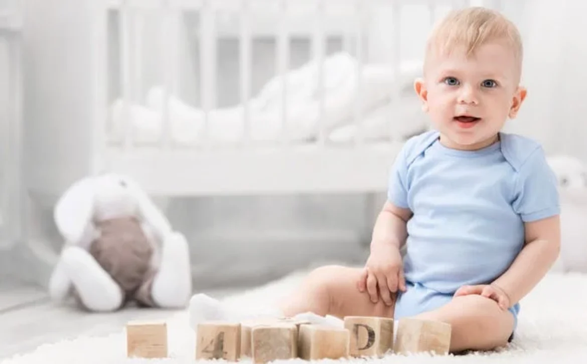 bdee8f096a9556a7970602e08a8b8b892b932d88_baby-boy-sitting-up